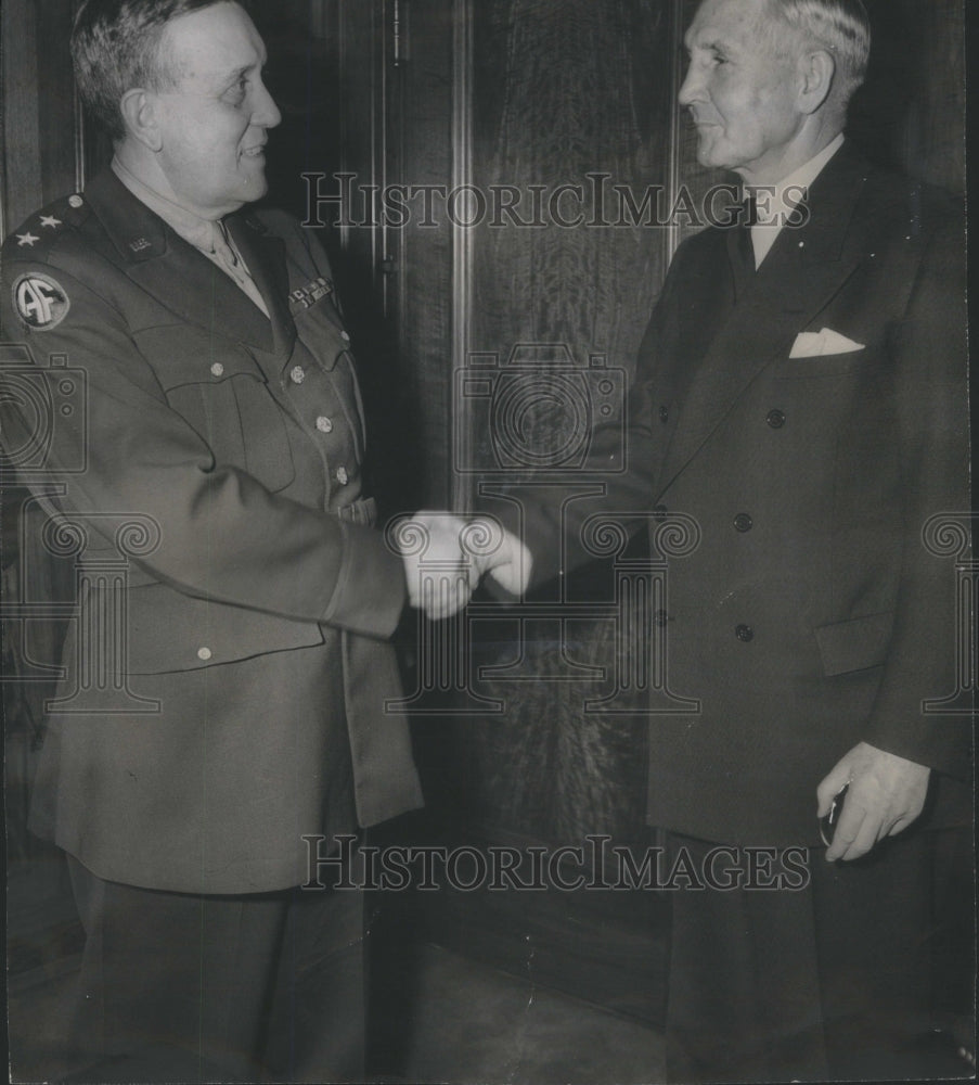 1945 Press Photo Amiable Sewell Avery Shake Hand Major General David McCoach Bid- Historic Images