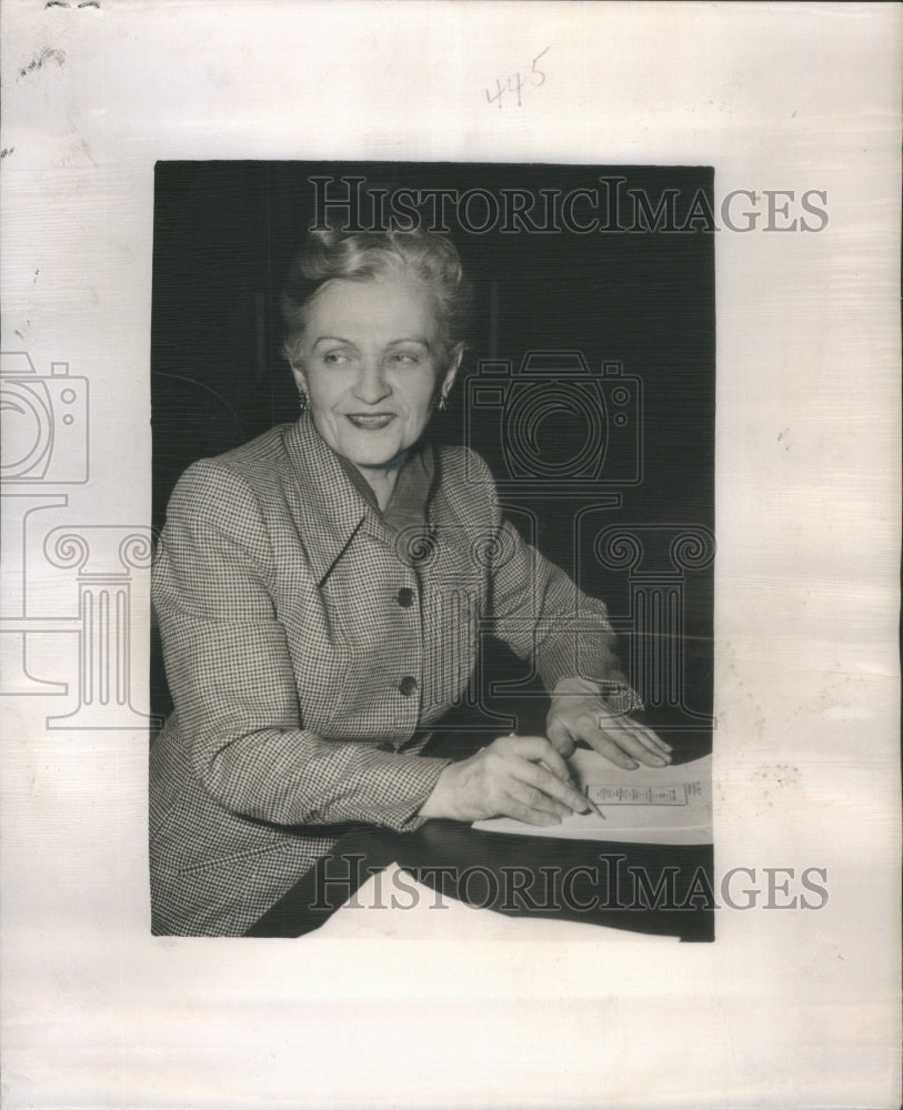 1950 Press Photo Mrs. Elise Goelet writer for newspaper, Daily News.- RSA63385 - Historic Images