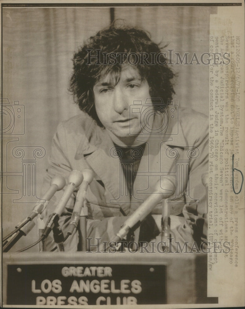 1973 Press Photo Tom Hayden At Press Conference. - Historic Images