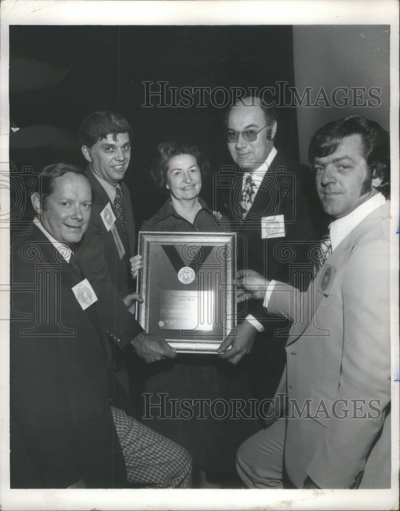 1977 Press Photo Lady Bird Johnson Associated Landscape Grand Award Brown - Historic Images