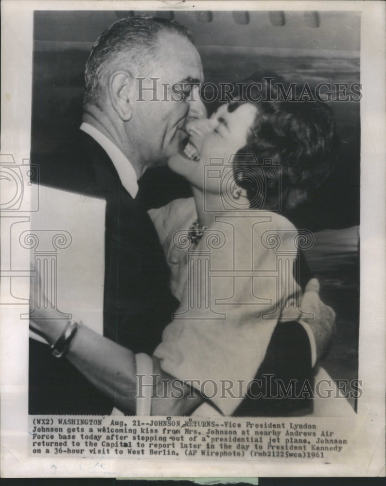 1961 Press Photo Vice President Lyndon Johnson kiss Andrews Air Force Washington - Historic Images