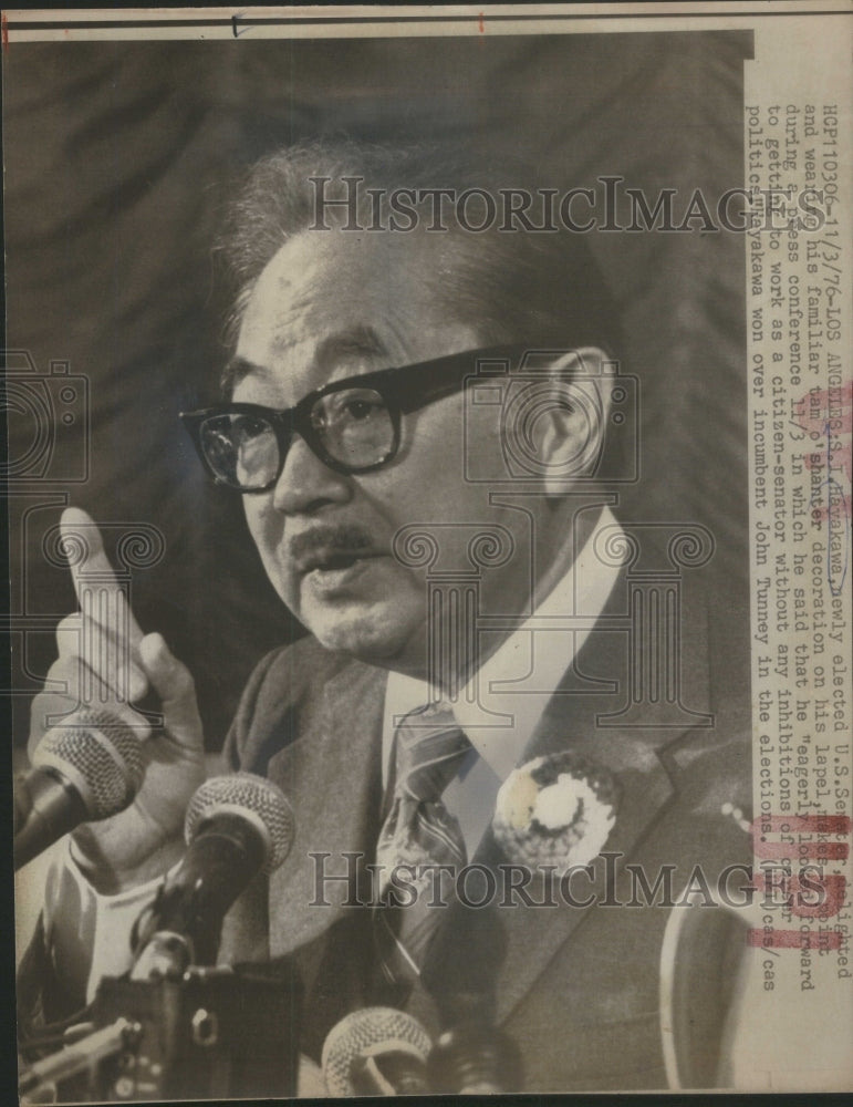 1976, Los Angeles Hayakawa US Senator Shantee decoration Conference - Historic Images