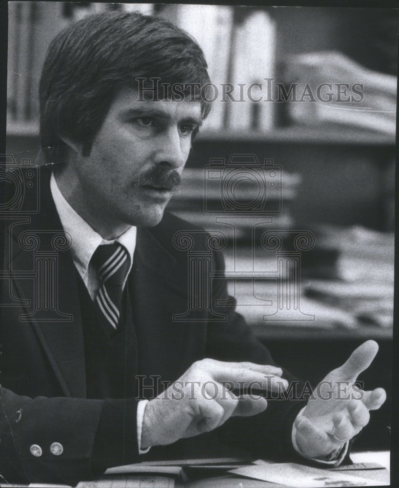 1977 Press Photo Woodstock City Manger John Hayes Talk John White Professor- Historic Images