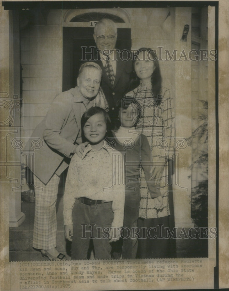 1975 Press Photo Vietnamese refugees Paulette Kim Ngan American Sponsors - Historic Images