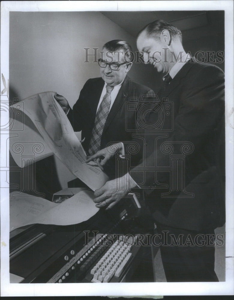 1971 Press Photo Stanley Enlund Federal savings Loan Chicago Grover Hansen - Historic Images