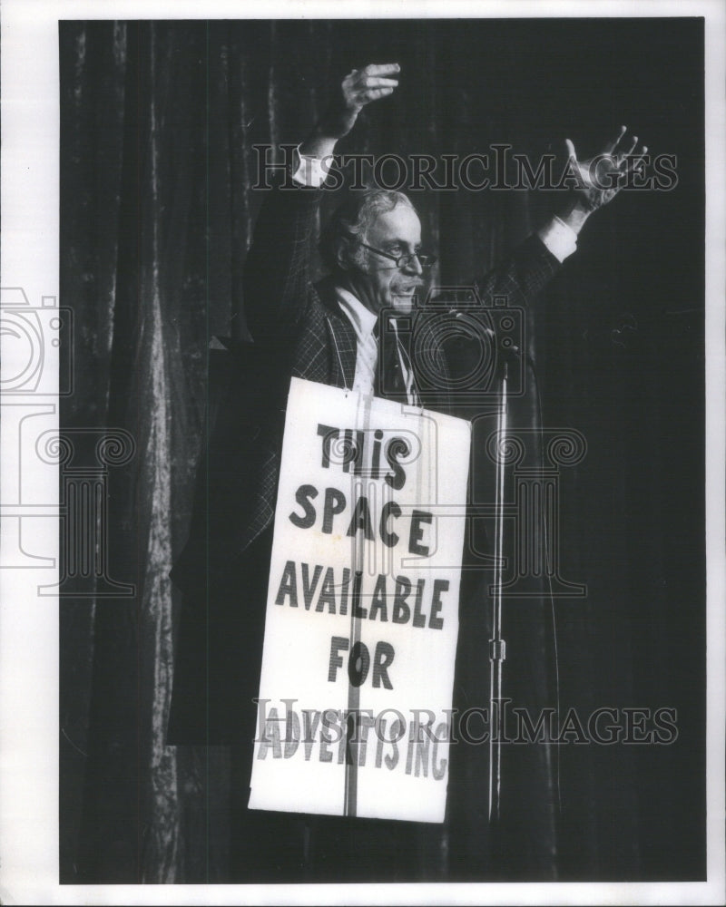 1975 Press Photo Fred Lane Explains Advertising ideas.- RSA65147 - Historic Images