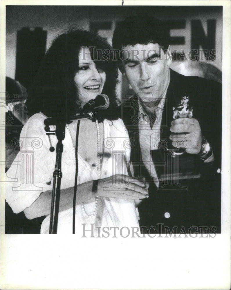 1983 Elliot Gould give award to Lucy Salenger - Historic Images
