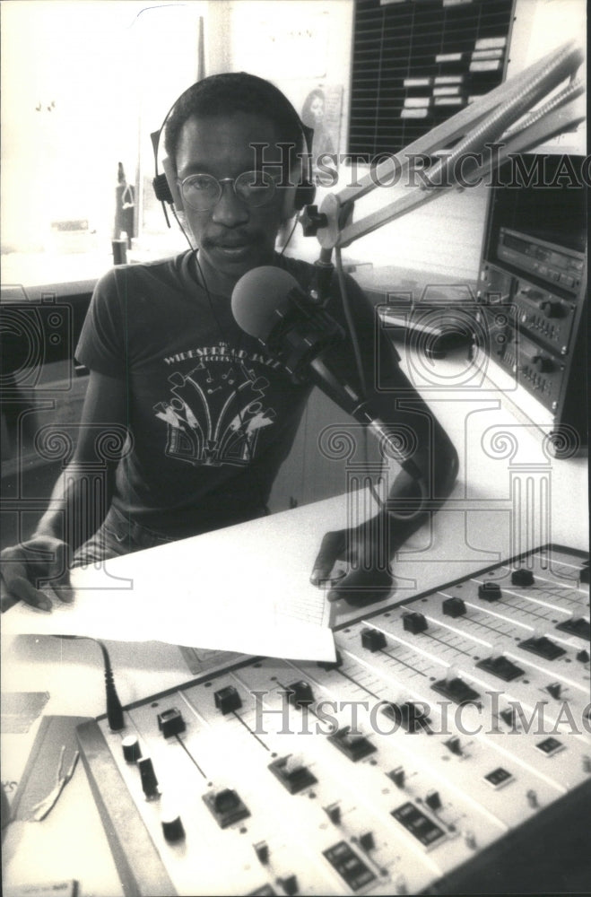 1987 Music Disc jockey Tim Green entertains WWOZ- FM Radio Orleans - Historic Images