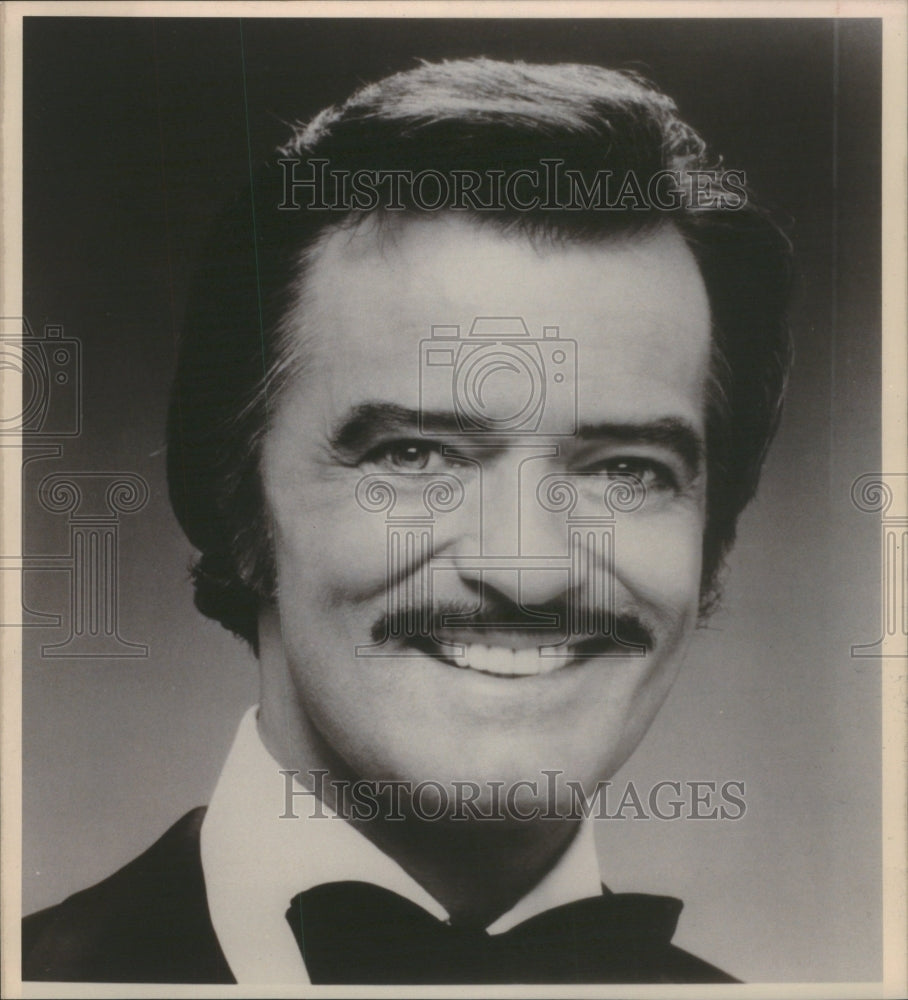 Press Photo Famous UN Identified Person Actor Politician Pose- RSA65243 - Historic Images