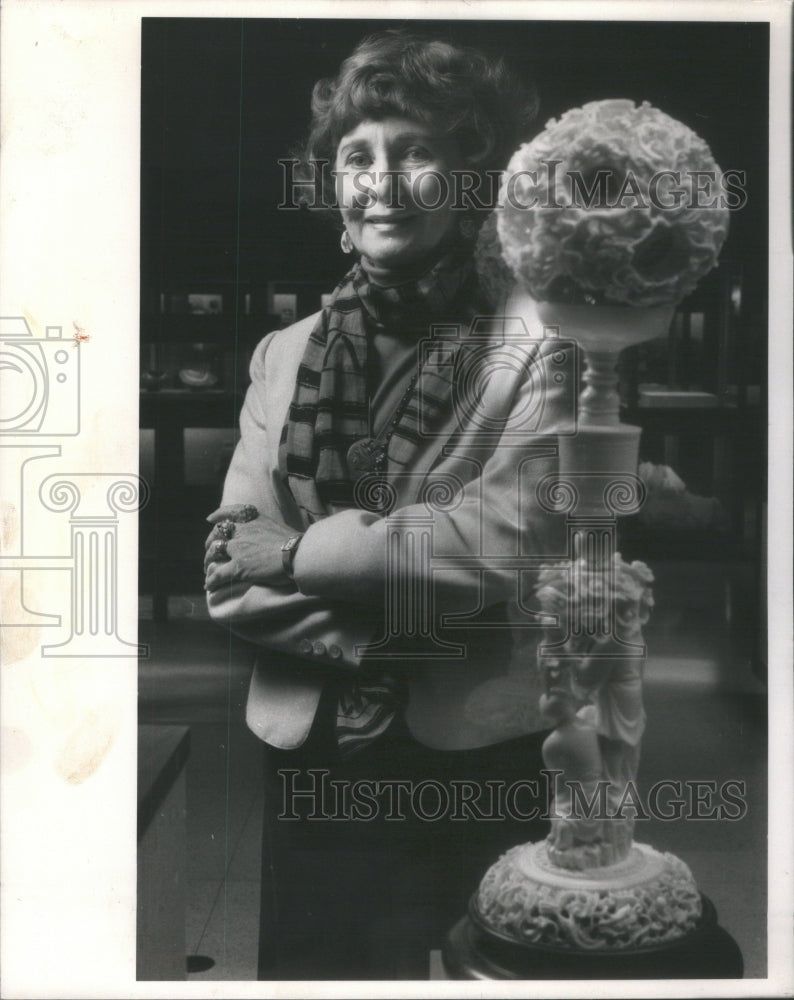 1984 Press Photo Curator Judy Green stand behind puzzle - Historic Images