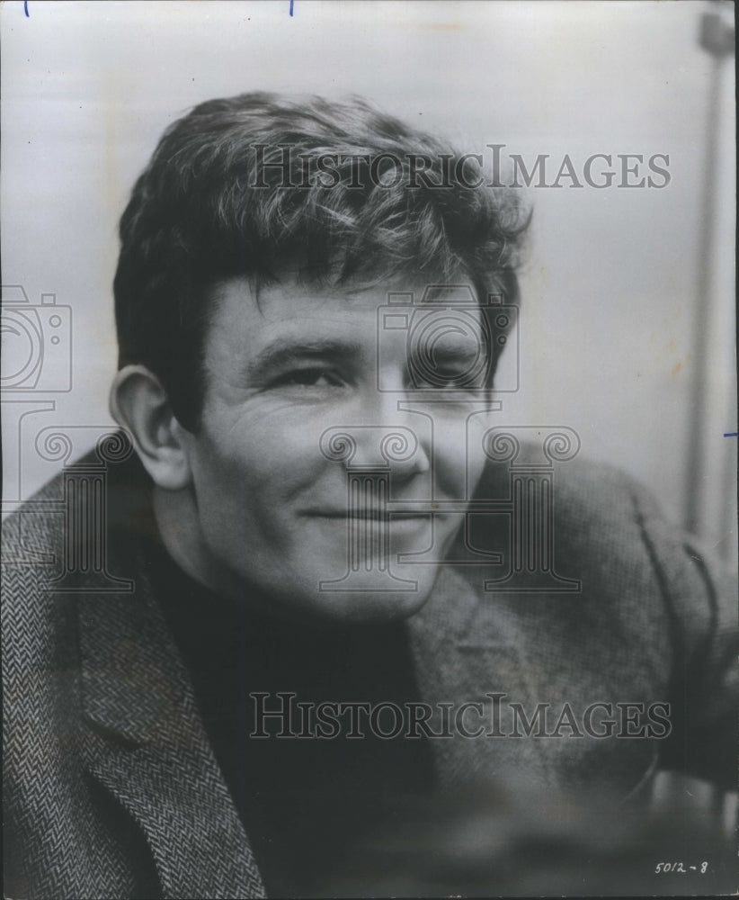 1968 Press Photo Albert Finney Directs Universal&#39;s &quot;Bubbles&quot;- RSA65599- Historic Images