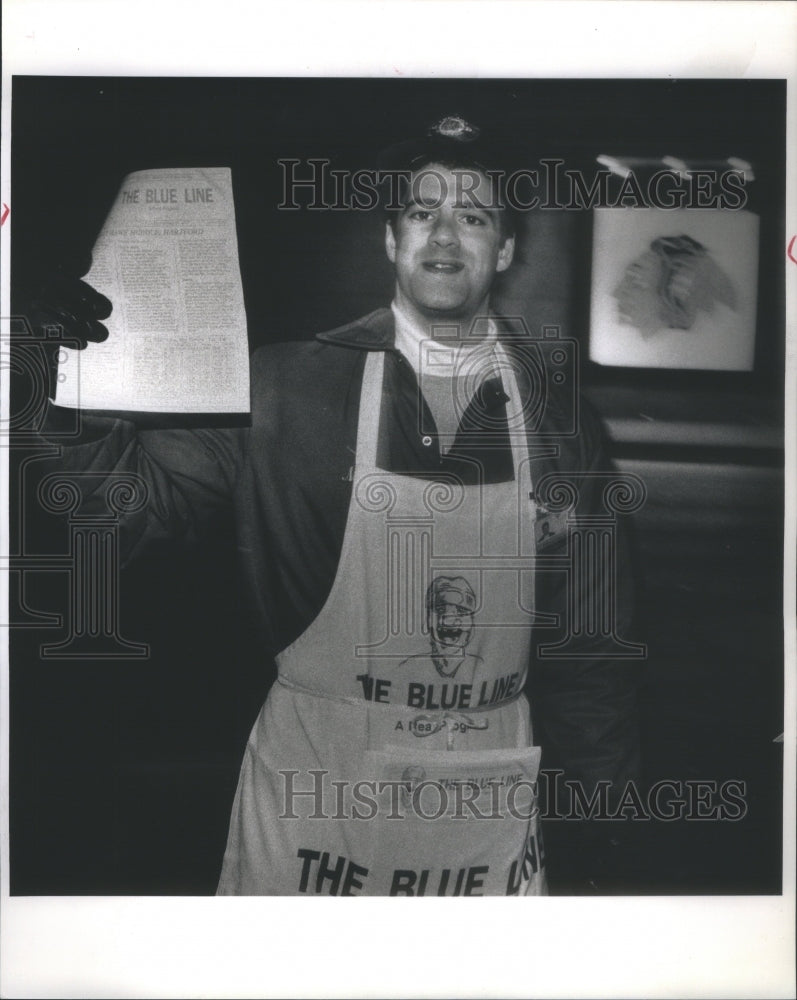 1991 Press Photo Mark Finch selling the newspaper "The Blue Line" - Historic Images