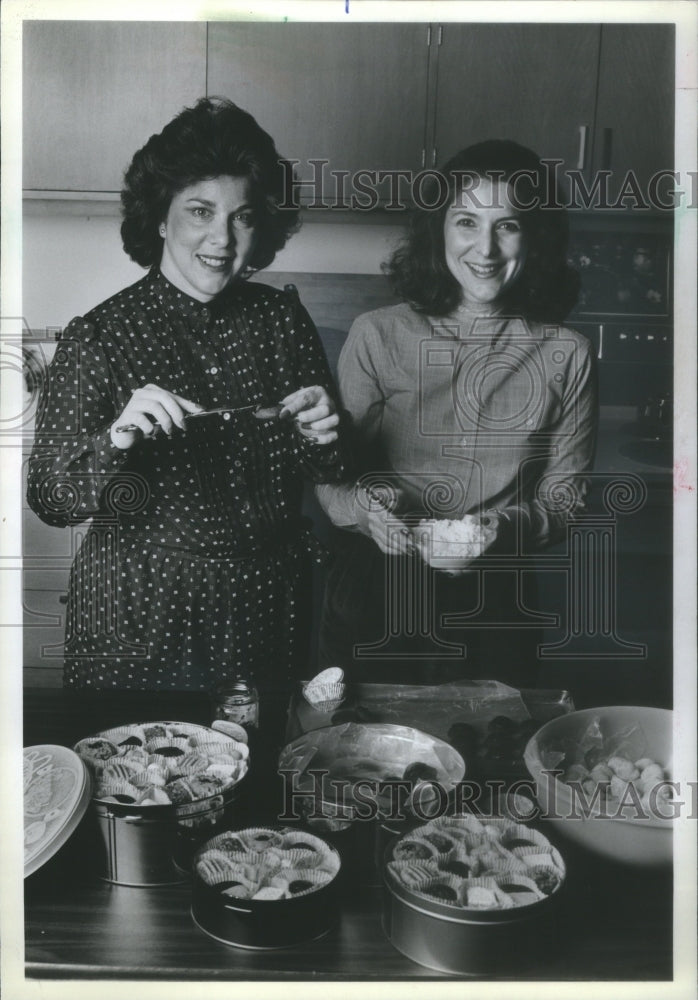 1982 Alix Engel Jeri Dry Preparing Cookies Dance Heads - Historic Images