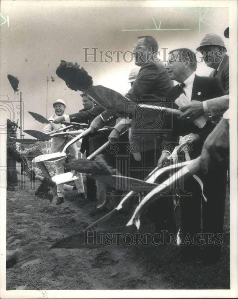 1987 Gov. James Thompson and Race Track owner Richard Duchossois - Historic Images