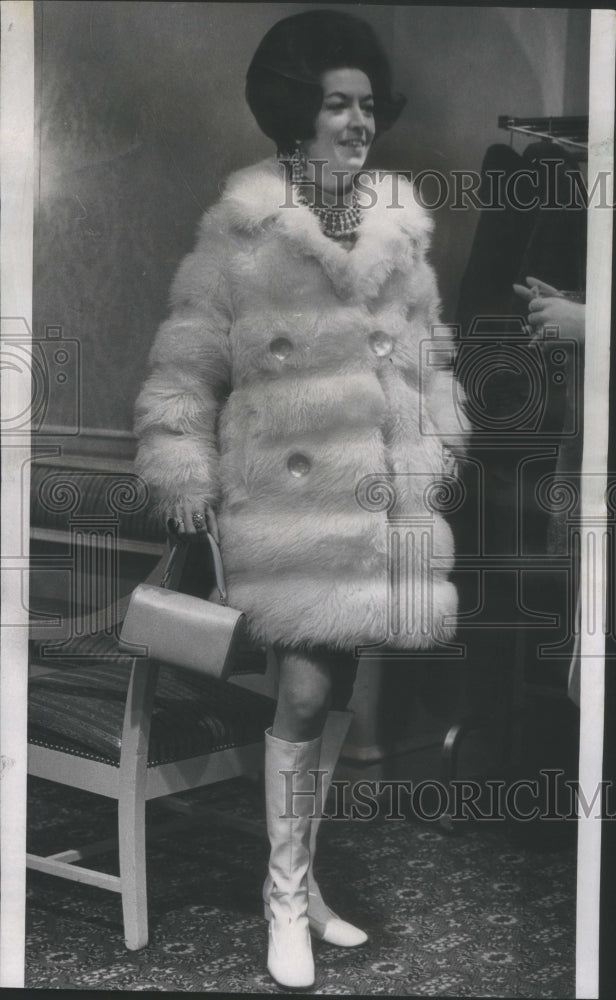 1970 Mrs John Flannery Sacred Hearts committee meeting furs boots - Historic Images