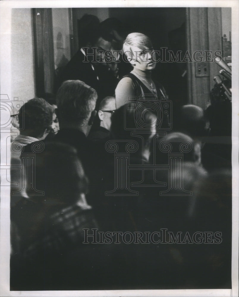 1968 Press Photo Gerda Flanagan Larry Graff Cta Merchandise Mert- RSA66203 - Historic Images