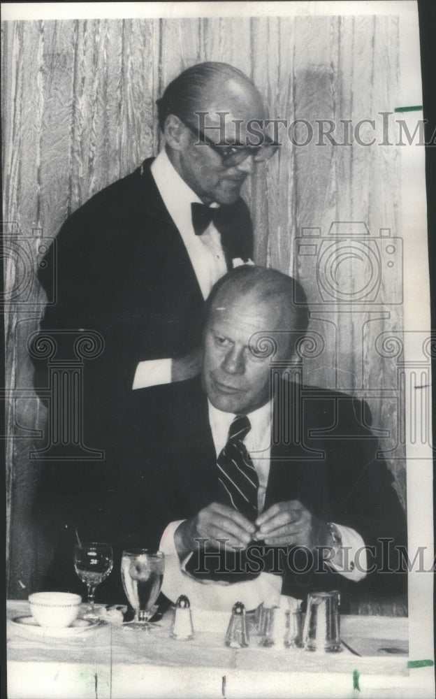 1975 Press Photo President Gerald Ford at Conrad Hilton Hotel Waiter at Table - Historic Images