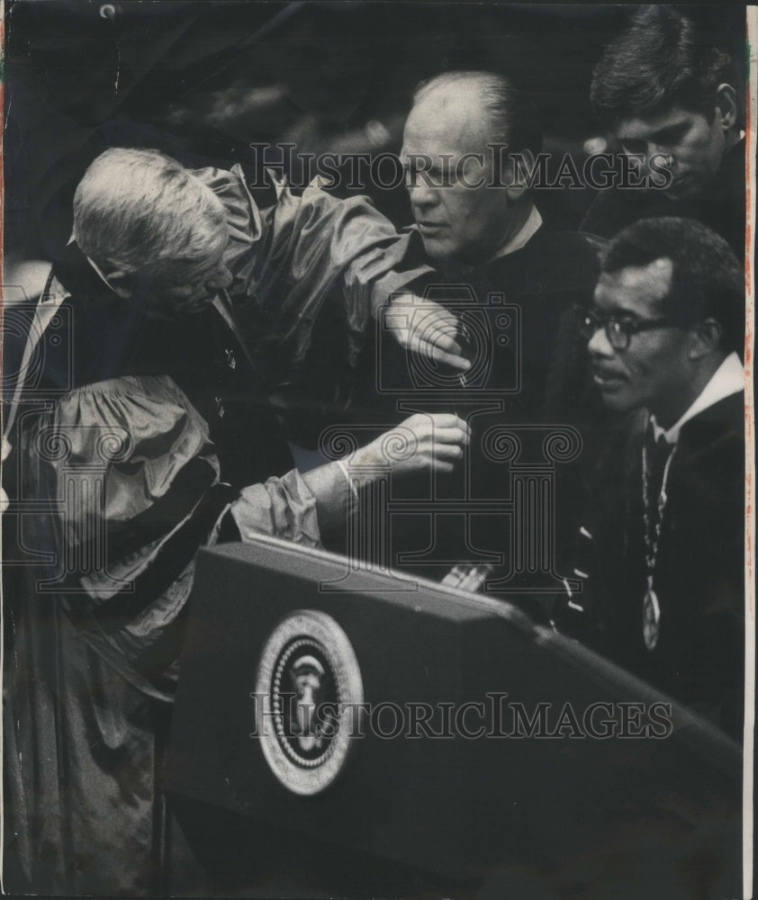 1975 Press Photo President Ford receives hood of honorary doctor- RSA66511 - Historic Images