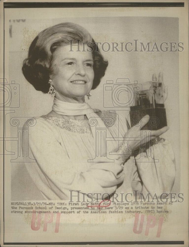 1976 Press Photo First Lady Betty Ford displays award- RSA66599 - Historic Images