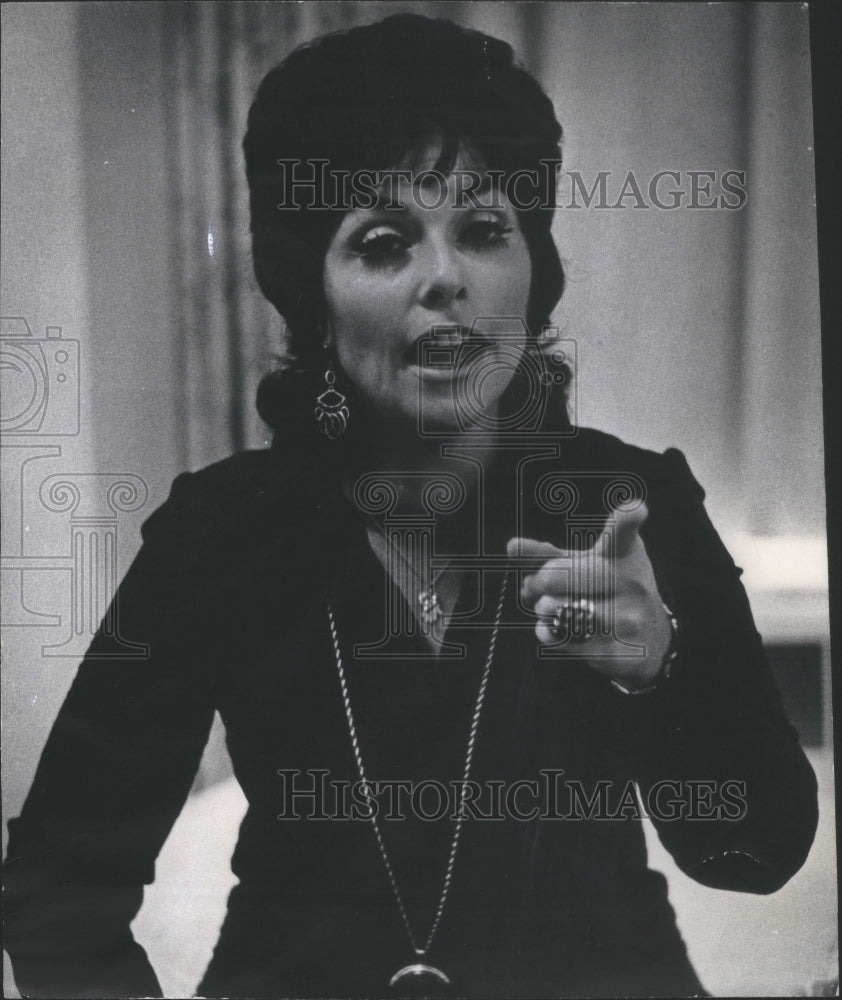 1970 Press Photo Maxine Fiel Hand Gestures Studying - Historic Images