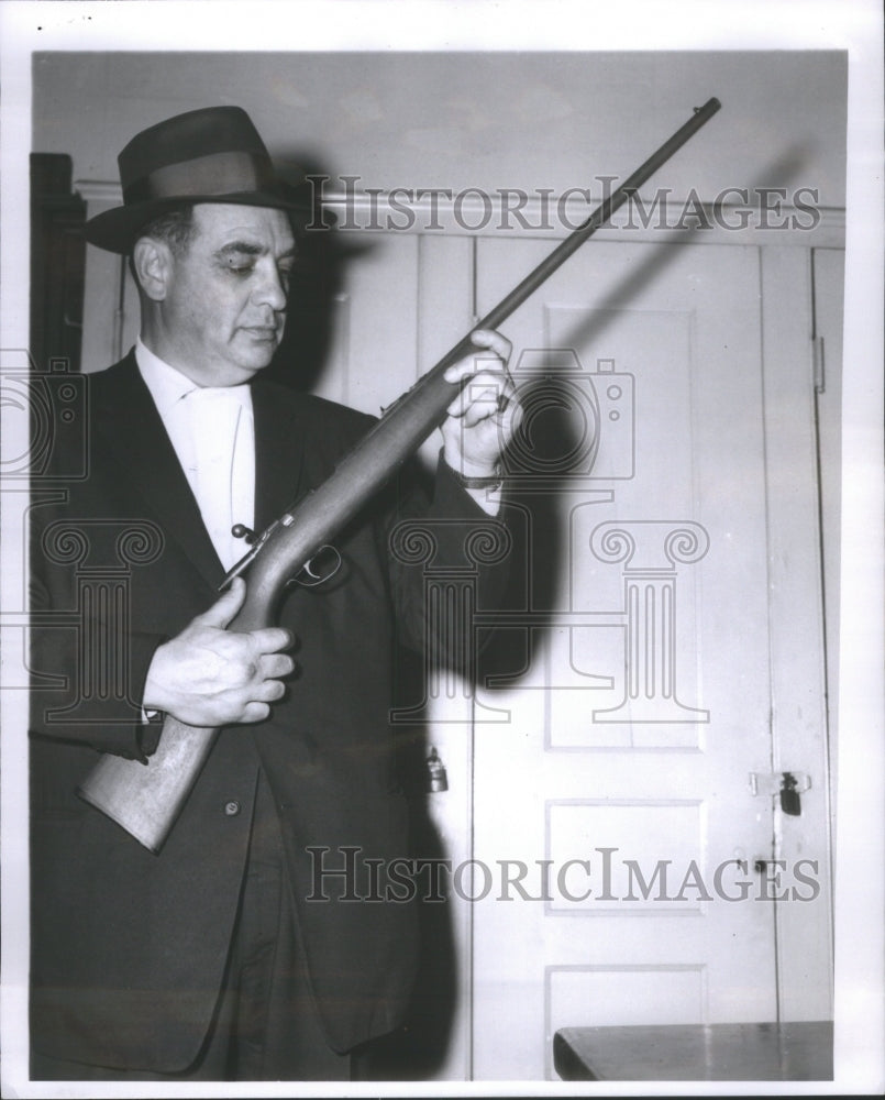 1959 Press Photo Det. Jack Lerner with 22 Rifle Use Shooting- RSA66719- Historic Images