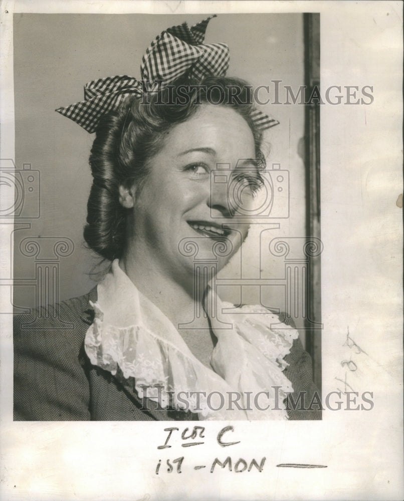 1943 Press Photo Mary Jane Lewis Ice Follies Town Visiting- RSA66789- Historic Images