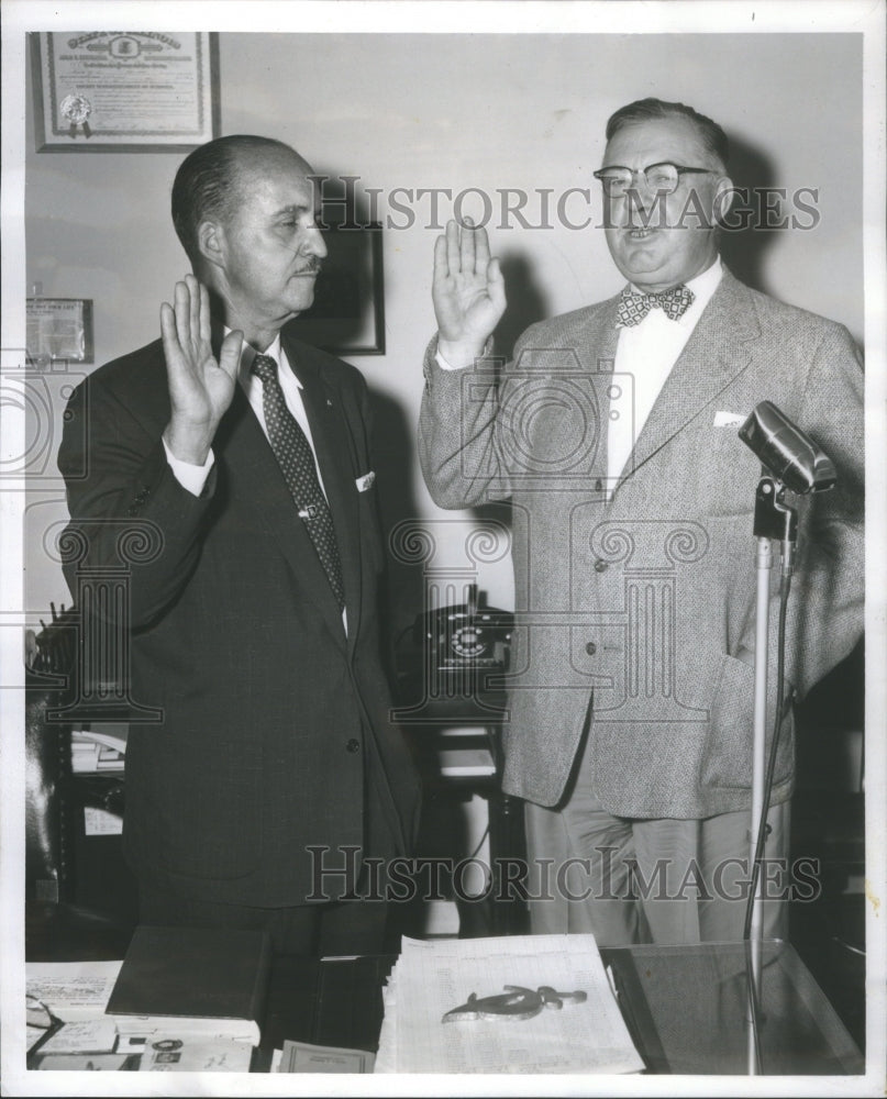 1955 Press Photo Judge John Charles Lewe gives oath to Noble Puffer- RSA66887 - Historic Images