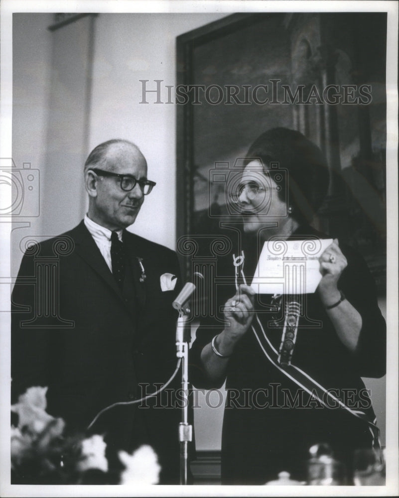 1967 Press Photo Dr. Wynn Laurence LePage receives the Americanism Medal - Historic Images