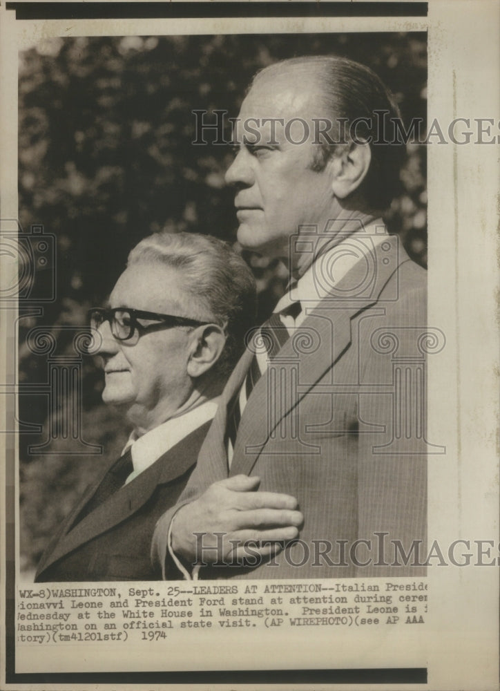 1974 Press Photo Italian President Gionavvi Leone And Pres Ford At Attention - Historic Images