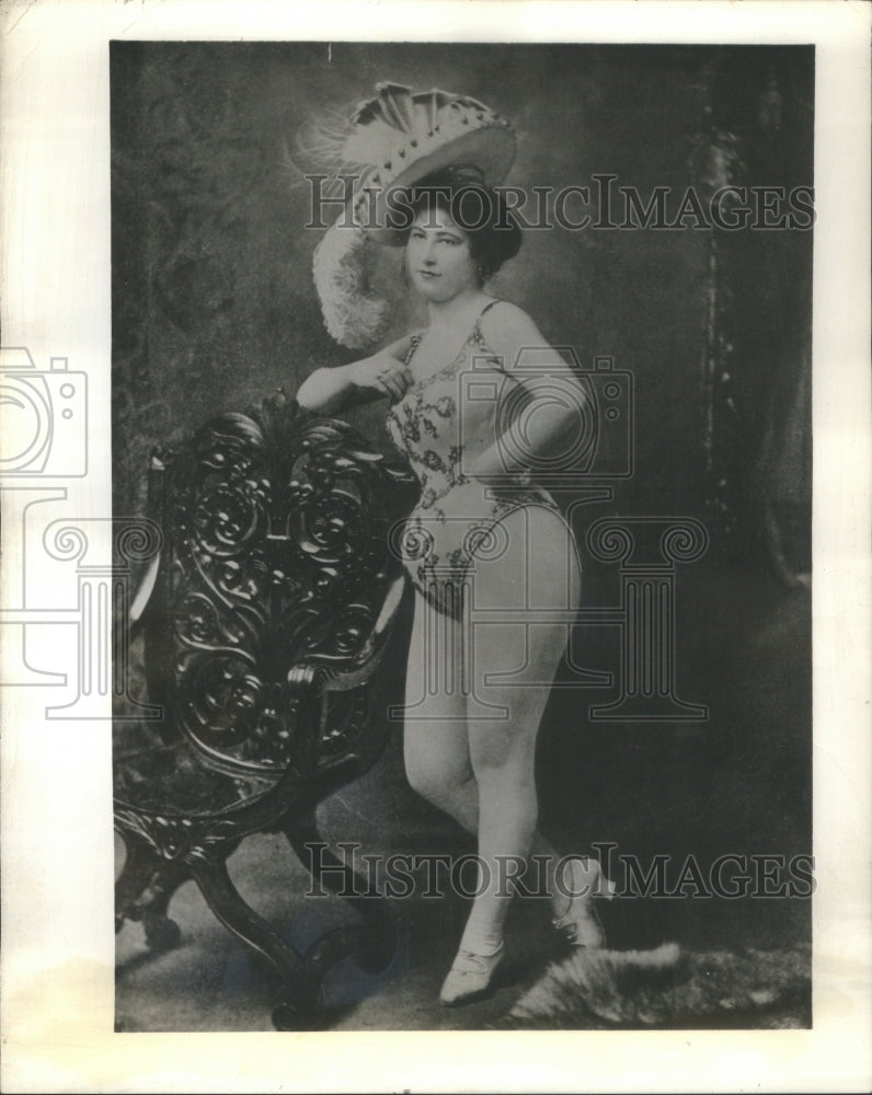 1957 Press Photo Sadie Leonard glamor girl variety stage 90's - Historic Images