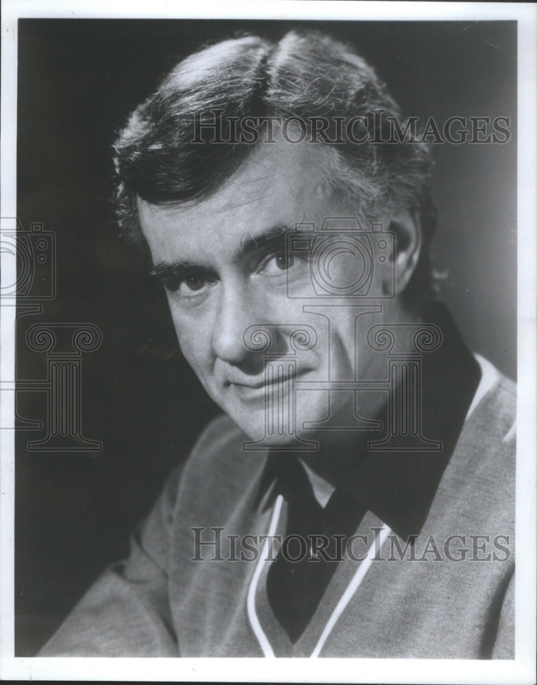 1985 Press Photo Roy Leonard American Radio Chicago Christmas- RSA67251 - Historic Images