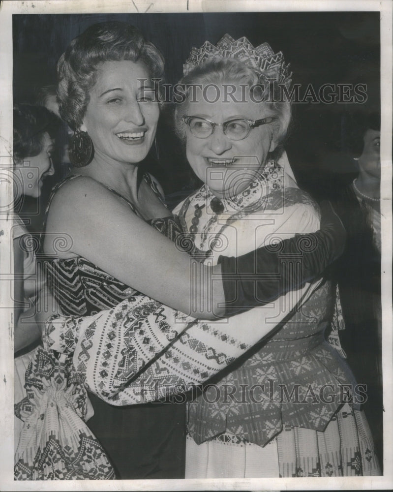 1961 Press Photo Mrs. Angela Munoz and Mrs. Petras Dauzyardis - Historic Images