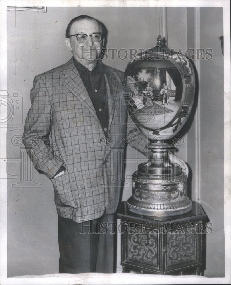 1955 Press Photo Richard Levy top auctioneer gold vase- RSA67351 - Historic Images