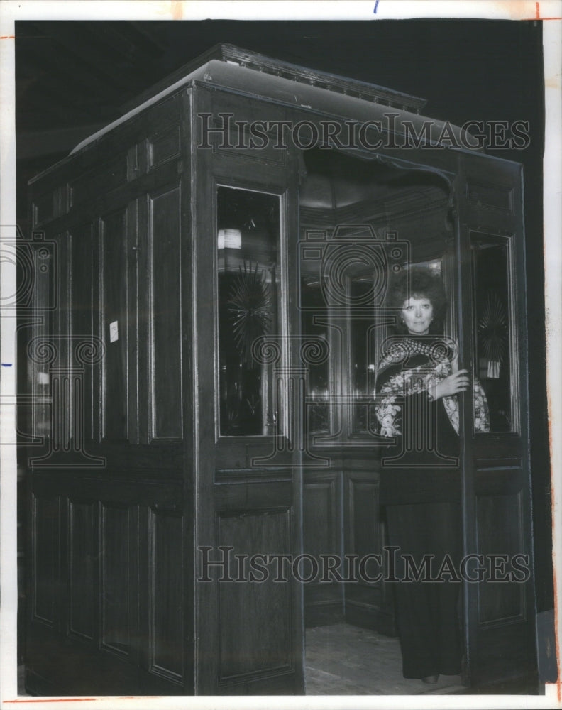 1977 Marilyn Lewis at Winston's Churchill's private elevator - Historic Images