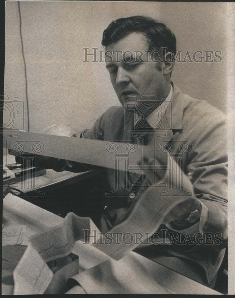 1971 Press Photo Dr. John Duffy, heart Specialist St Joseph's Hospital. Chicago - Historic Images
