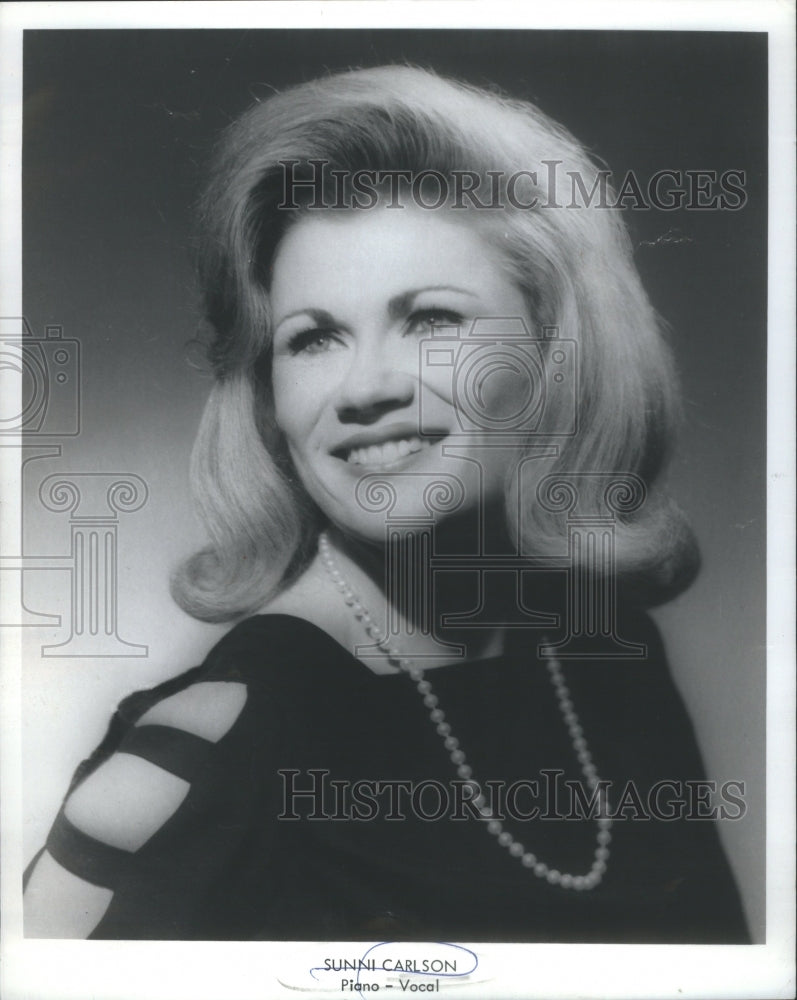 1973 Sunni Carlson Singer Musician Pianist Vocalist - Historic Images