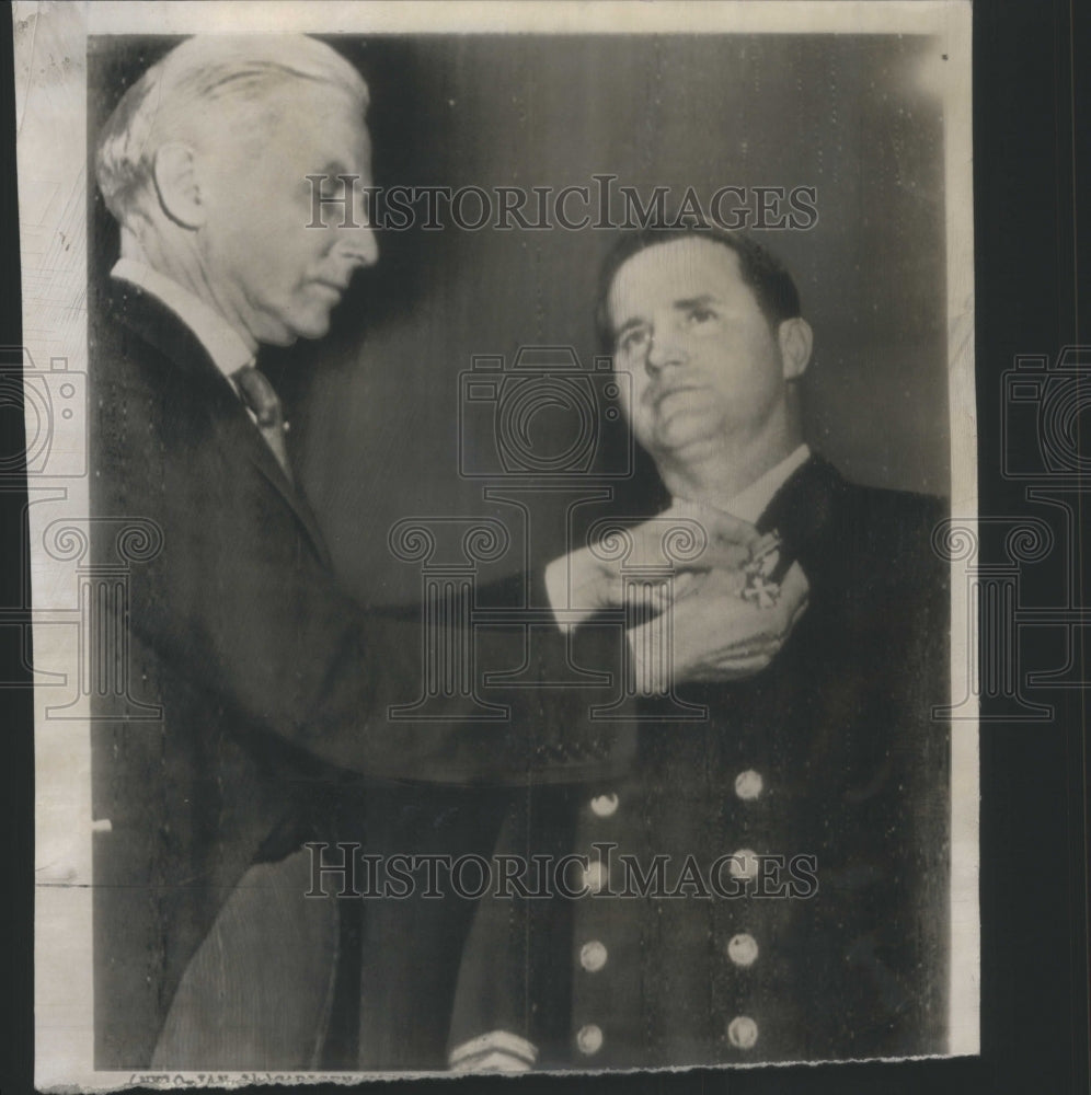 1952 Captain Kurt Carlson Receives The Golden Cross-Historic Images