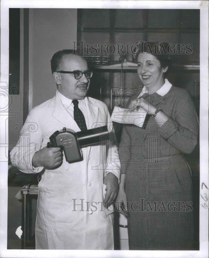 1957 Photo 6K Check Presented For The Radioisotope Lab Of Michael Reese Hosp. - Historic Images