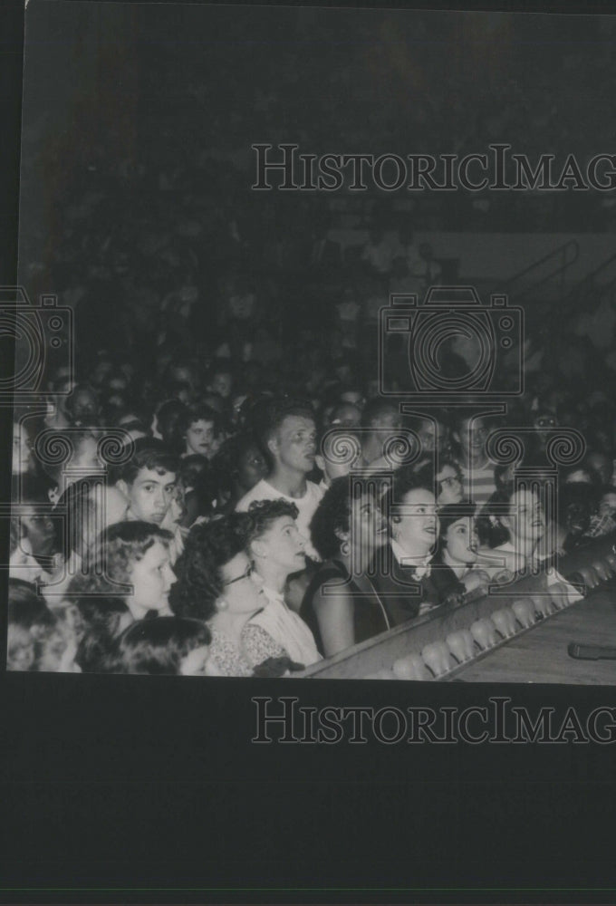 Press Photo ca 1950s Crooner with Adoring Audience RSA68095 - Historic Images