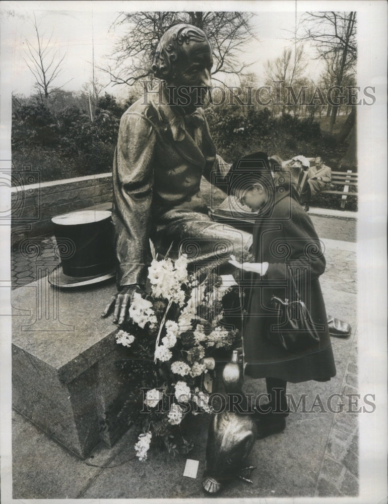 1961 Press Photo Flower remembrance little NY children World- RSA68237 - Historic Images