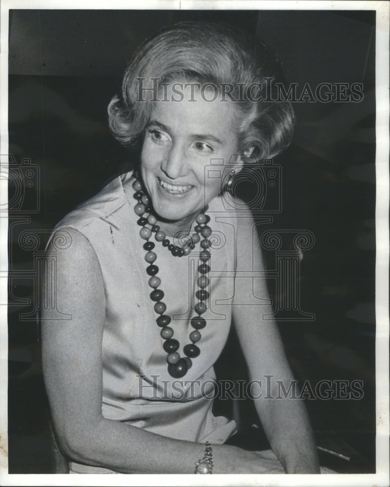 1965 Mrs Robert G Anderson at Society Art Exhib - Historic Images