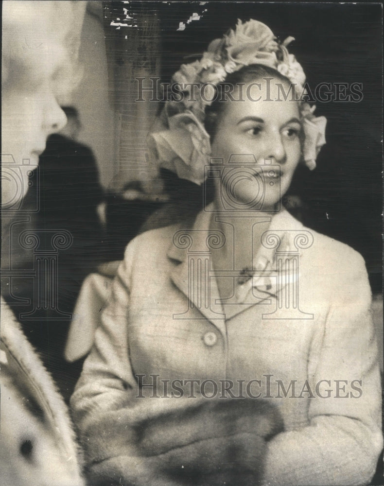 1965 Press Photo Mrs. Robert Anderson looks Chapcau of Large Roses - Historic Images