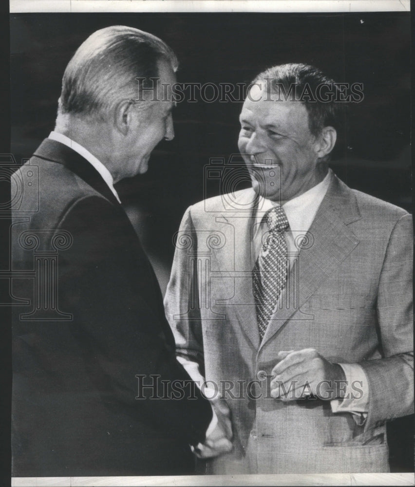 1972 Press Photo Agnew Sinatra shake hand Stage Sinatra sang- RSA68543 - Historic Images