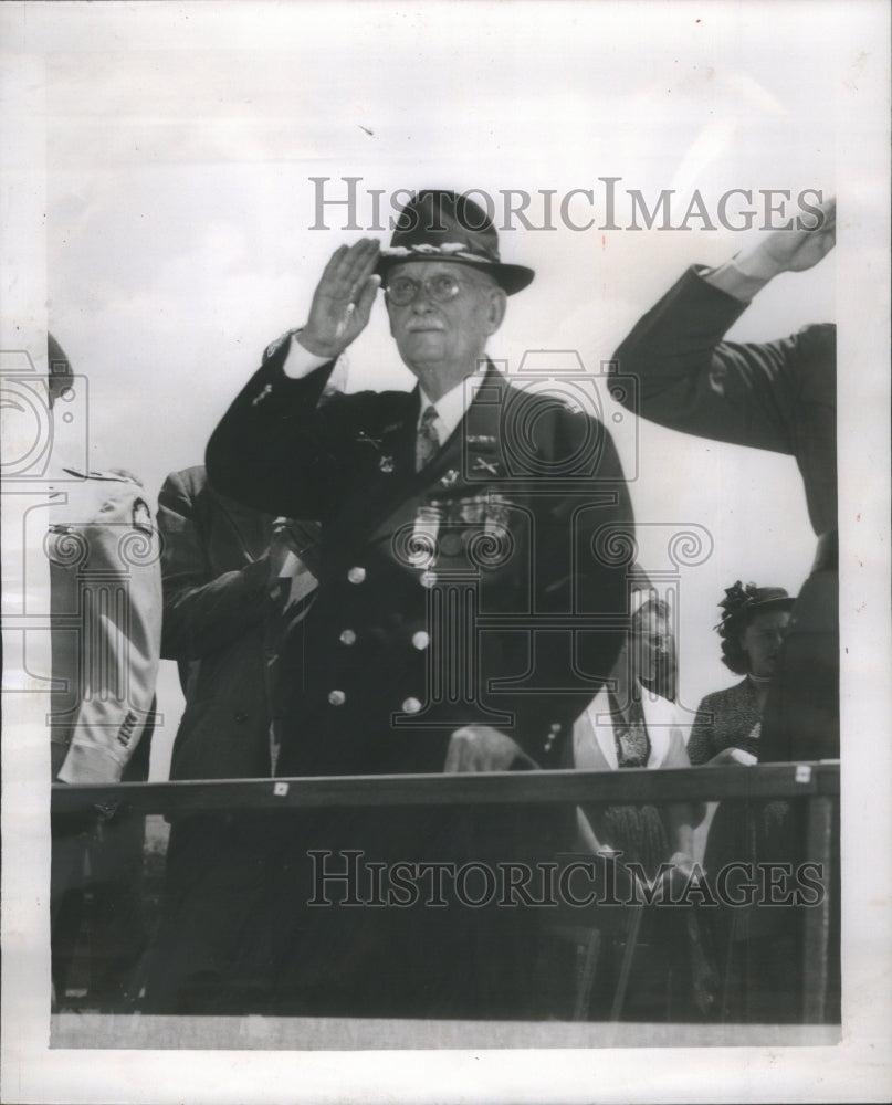 1952 At age 95, Captain W. G. Andrews still does a smart salute. - Historic Images