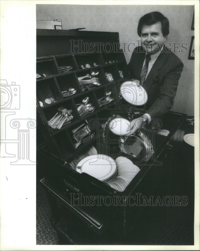 1986 Press Photo Raphael De La Vega Food And Beverage Director Ambassador West - Historic Images