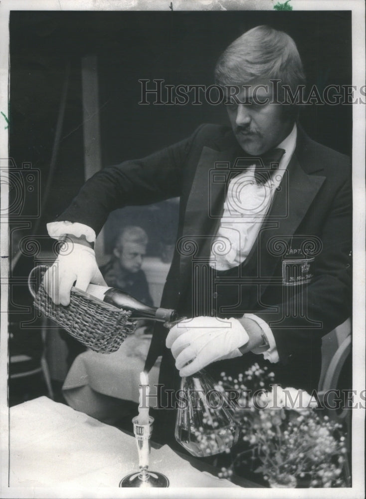 1976 Press Photo Jovan Pajick Le bon Vivant Candle flame Diner- RSA68665 - Historic Images