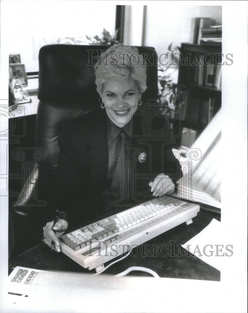 1991 CPA &amp; Financial Planner Lynne A. Caruso Of Popowcer &amp; Co. Ltd. - Historic Images