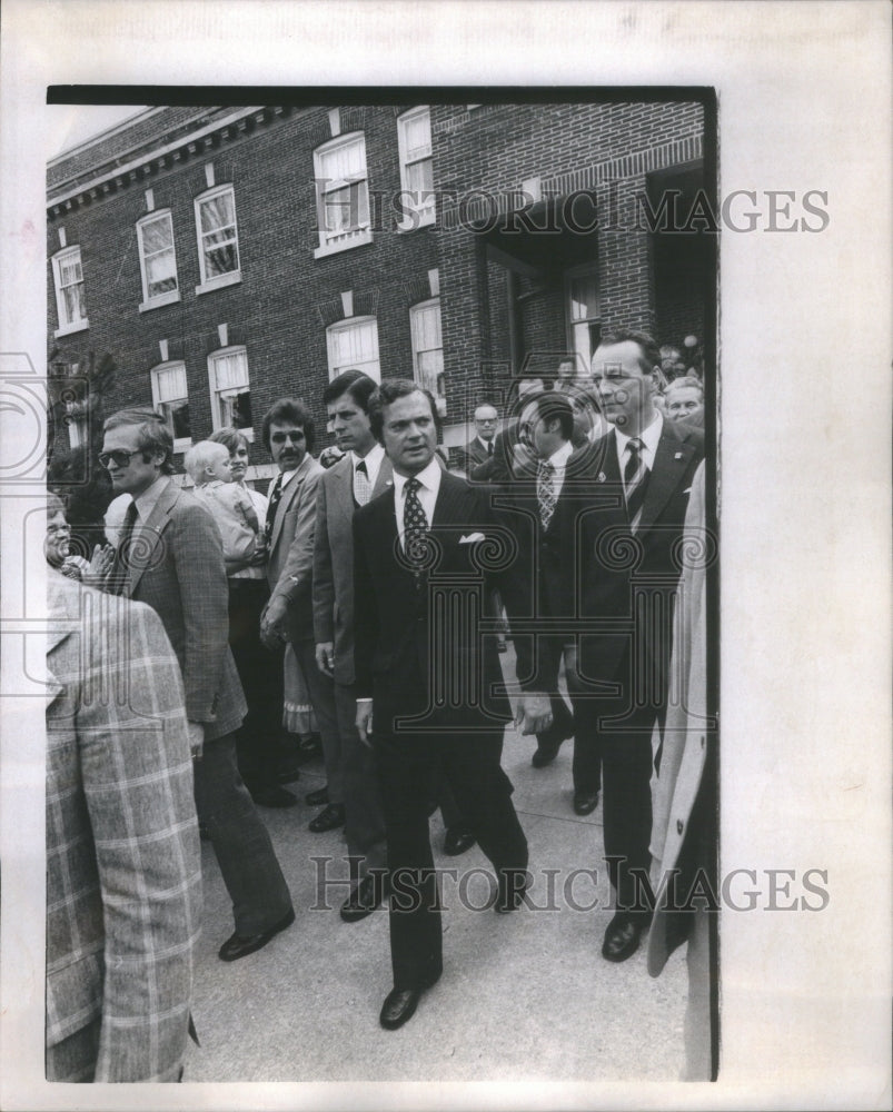 1976 Press Photo King Gustaf Leaves Swedish Retirement Home Evanston- RSA69059 - Historic Images