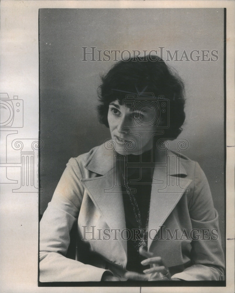 1976 Arlene Cardezo Author of "Woman at Home" - Historic Images