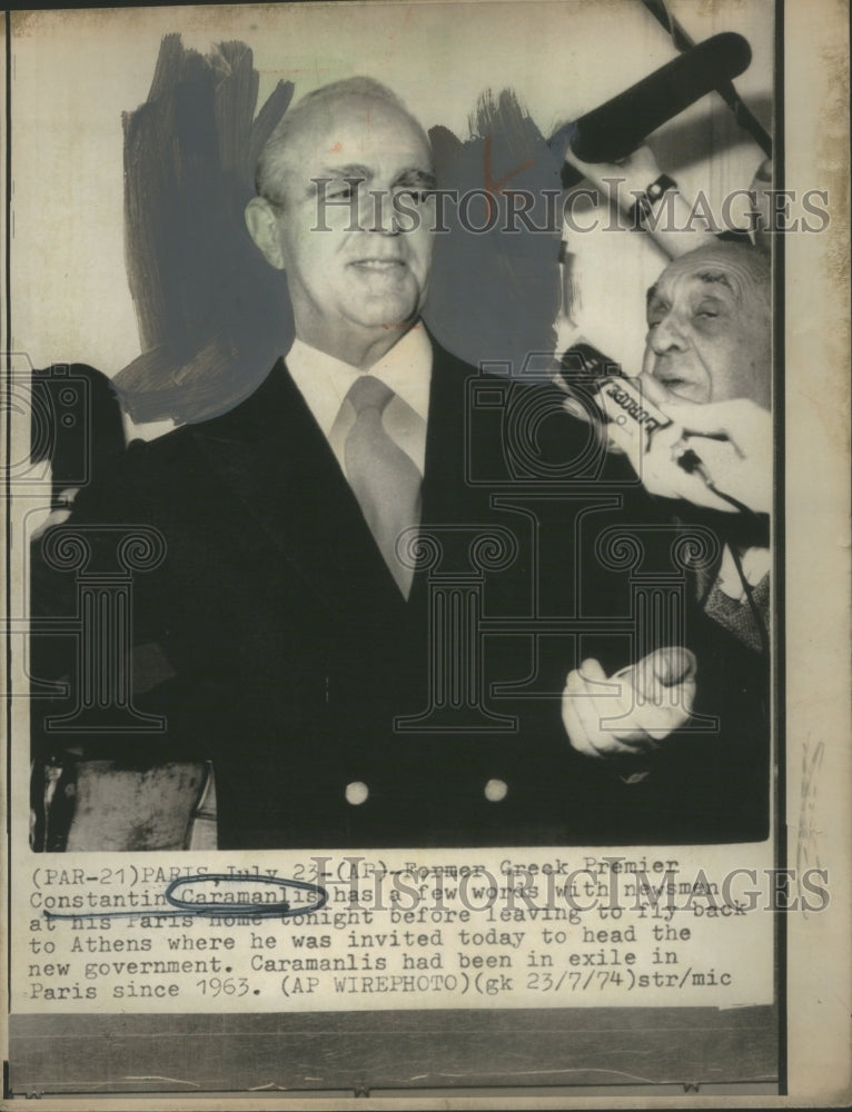 1974 Press Photo Greek Premier Constantin Caramanlis Newsman Paris Home - Historic Images